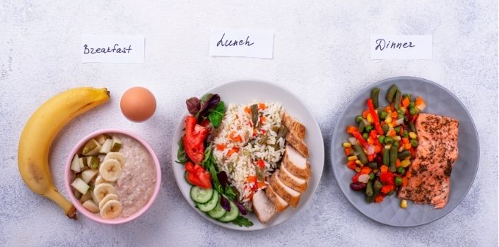 שלוש ארוחות שמייצגות בוקר, צהריים וערב עם כמות חלבון גבוהה